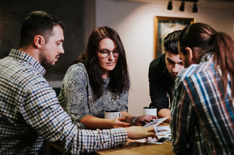 Collega’s bespreken documenten aan tafel
