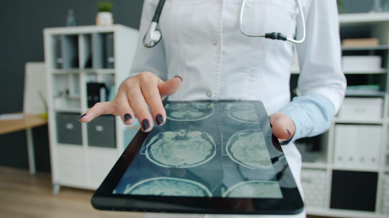 Arts bekijkt gegevens op een tablet in de praktijk